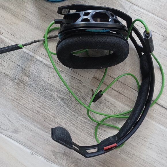 Xbox Controllers and headsets - Picture 10 of 11